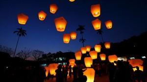 farolillos voladores para enamorados lanzar promesas al cielo dia de san valentin