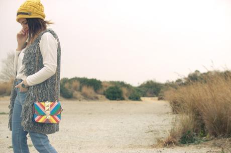 Look con chaleco de pelo