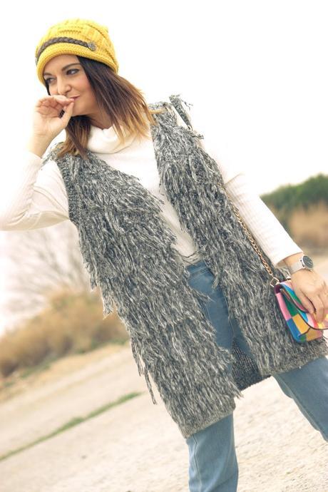 Look con chaleco de pelo