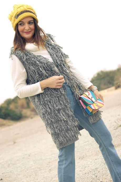 Look con chaleco de pelo