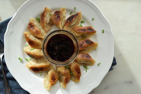 Gyozas de cerdo y col china. El plato japonés que no te quieres perder Gyozas de cerdo y col china. El plato japonés que no te quieres perder