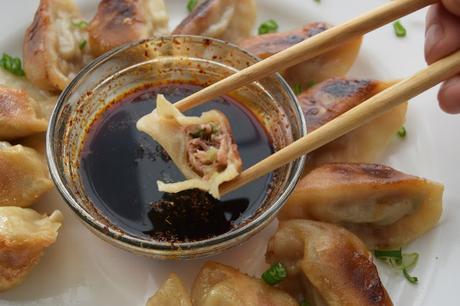 Gyozas de cerdo y col china. El plato japonés que no te quieres perder