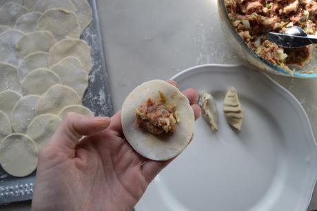 Gyozas de cerdo y col china. El plato japonés que no te quieres perder Gyozas de cerdo y col china. El plato japonés que no te quieres perder