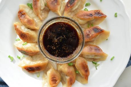Gyozas de cerdo y col china. El plato japonés que no te quieres perder Gyozas de cerdo y col china. El plato japonés que no te quieres perder