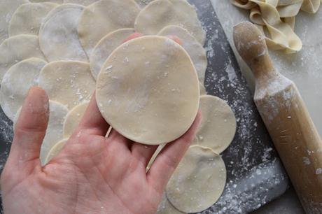 Gyozas de cerdo y col china. El plato japonés que no te quieres perder Gyozas de cerdo y col china. El plato japonés que no te quieres perder