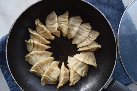 Gyozas de cerdo y col china. El plato japonés que no te quieres perder Gyozas de cerdo y col china. El plato japonés que no te quieres perder