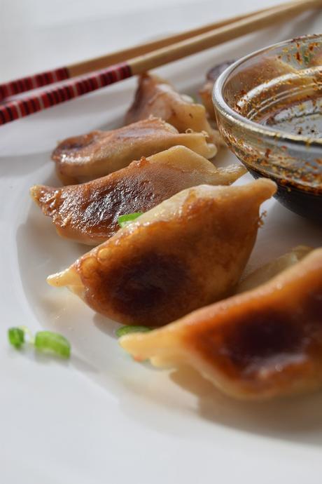 Gyozas de cerdo y col china. El plato japonés que no te quieres perder Gyozas de cerdo y col china. El plato japonés que no te quieres perder