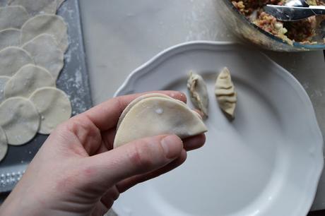 Gyozas de cerdo y col china. El plato japonés que no te quieres perder Gyozas de cerdo y col china. El plato japonés que no te quieres perder