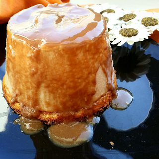 Flan de vainilla con topping de sirope de chocolate