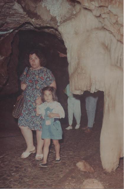 Con mi madre entrando a las cuevas de Aracena