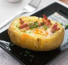 Patatas rellenas de huevo y bacon