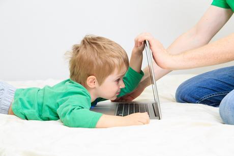 ¿TUS HIJOS UTILIZAN TU TABLET? LOS EXPERTOS TE DAN SU OPINIÓN SOBRE SI ES BENEFICIOSO PARA LOS NIÑOS shutterstock_178406297