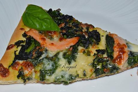 Pizza de Espinacas Salmón Ahumado y Perlas de Mozarella
