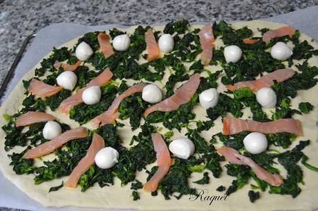 Pizza de Espinacas Salmón Ahumado y Perlas de Mozarella