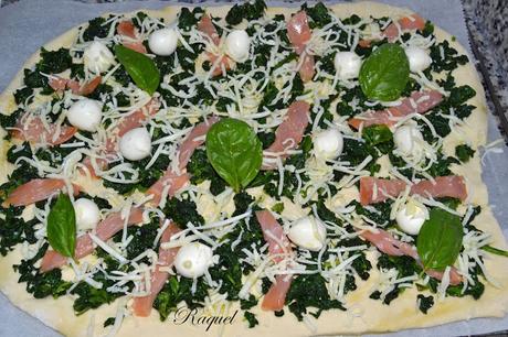 Pizza de Espinacas Salmón Ahumado y Perlas de Mozarella