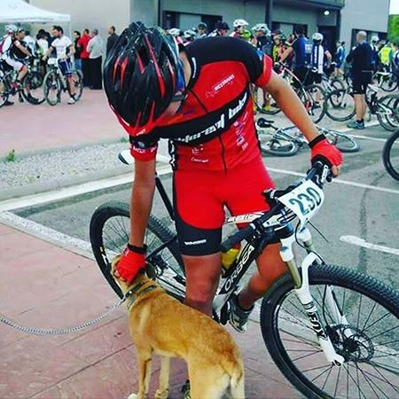 ciclista y perro amigo