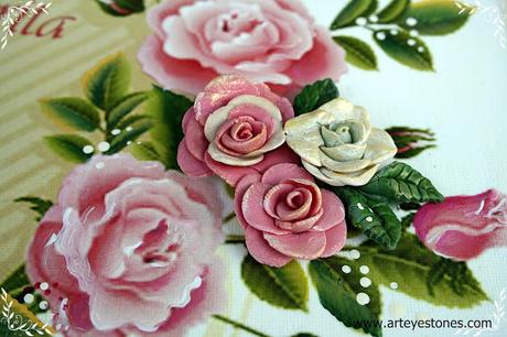 LIENZO CON FLORES DE PASTA Y SILICONA...UN RECUERDO DE CINCUENTA AÑOS!!!