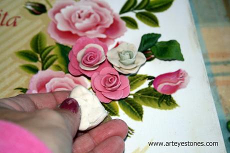 LIENZO CON FLORES DE PASTA Y SILICONA...UN RECUERDO DE CINCUENTA AÑOS!!!