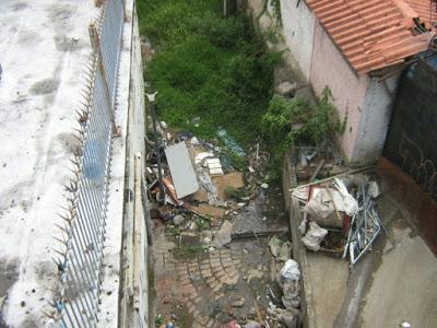 EL RECREO - EL CAUCE DE LA QUEBRADA CHACAITO OCUPADO POR CONSTRUCCION DETALLERES