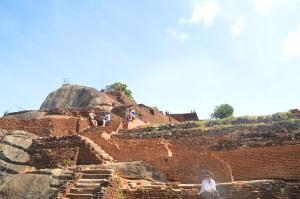 Después de subir a descansar mirando el paisaje en Sigiriya