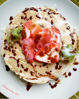 Tortitas de avena con fresas y kiwi