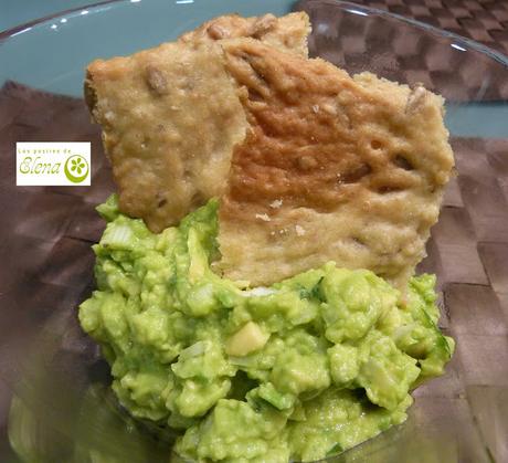 Crackers con dip de aguacate, hierbabuena y limón