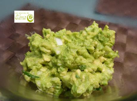 Crackers con dip de aguacate, hierbabuena y limón