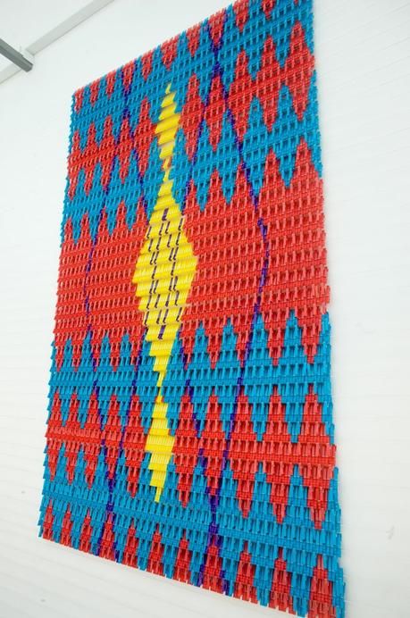 Tapices contemporáneos con pinzas de plástico de WeMakeCarpets