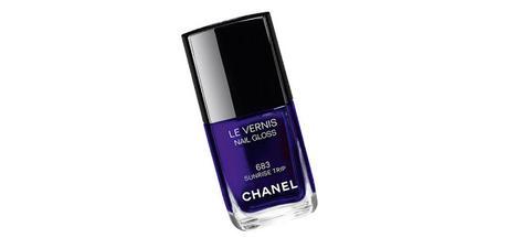 Nail Art Chanel - Rosas en 3D y Tachuelas Holográficas Nail Art Chanel - Rosas en 3D y Tachuelas Holográficas