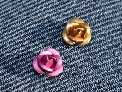 Nail Art Chanel - Rosas en 3D y Tachuelas Holográficas Nail Art Chanel - Rosas en 3D y Tachuelas Holográficas