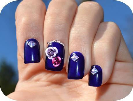 Nail Art Chanel - Rosas en 3D y Tachuelas Holográficas Nail Art Chanel - Rosas en 3D y Tachuelas Holográficas