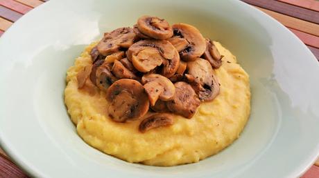 Polenta cremosa con champiñones