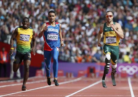 South Africa's Oscar Pistorius (R), Luguelin Santos (C) of the Dominican Republic and Jamaica's Rusheen McDonald run in their men's 400m round 1 heat at the London 2012 Olympic Games at the Olympic Stadium August 4, 2012. REUTERS/Lucy Nicholson (BRITAIN - Tags: OLYMPICS SPORT ATHLETICS)