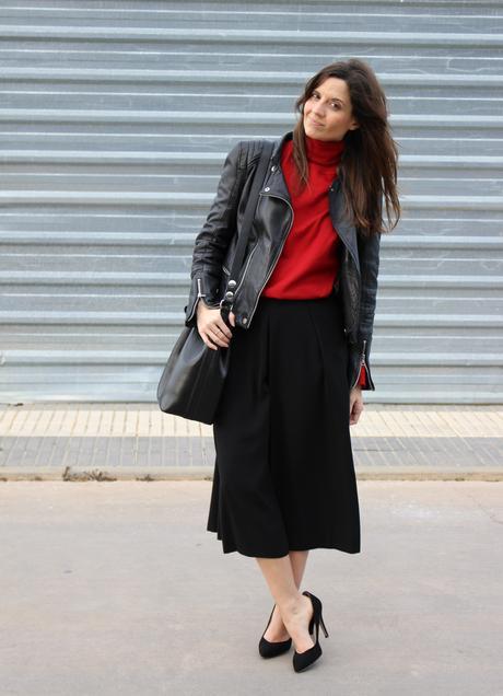 blogger de moda con pantalón culotte negro