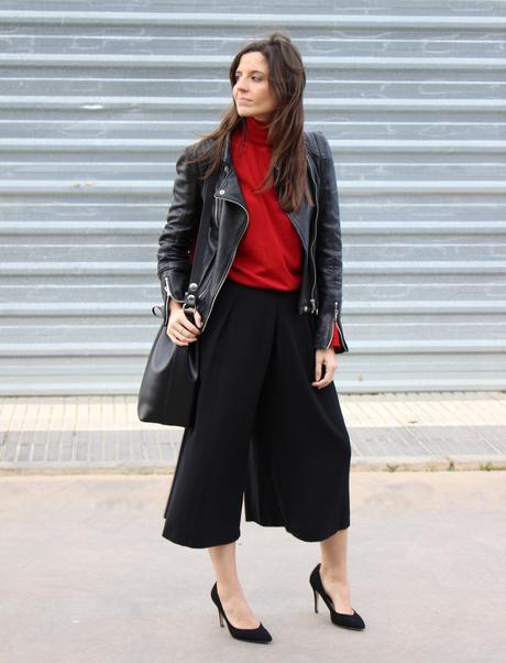 blogger de moda con pantalón culotte negro