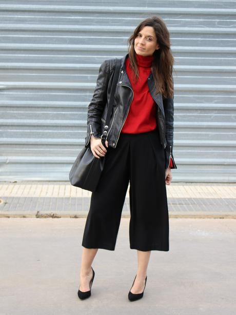 blogger de moda con pantalón culotte negro