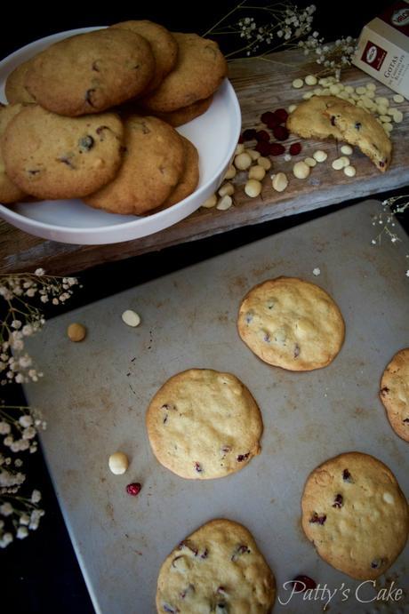 Galletas de chocolate blanco, arándanos rojos y nueces de macadamia, se deshacen en la boca