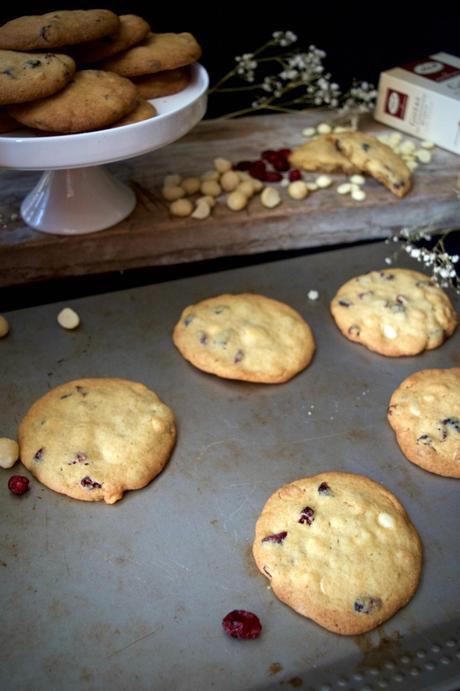 Galletas de chocolate blanco, arándanos rojos y nueces de macadamia, se deshacen en la boca