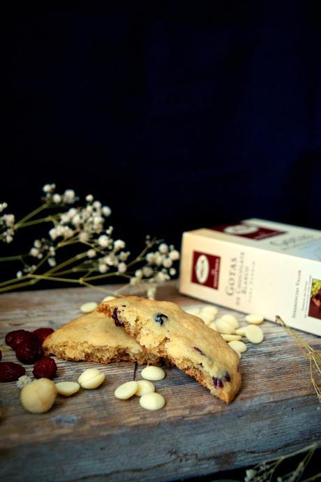 Galletas de chocolate blanco, arándanos rojos y nueces de macadamia, se deshacen en la boca