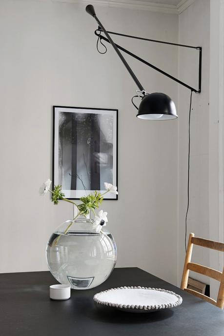 Piso nórdico pequeño estilo nórdico escandinavo estampados oscuros sofás diseño interiores decoración pisos pequeños decoración oscura arriesgada decoración delicada sencilla cocina nórdica en U blog decoración nórdica 