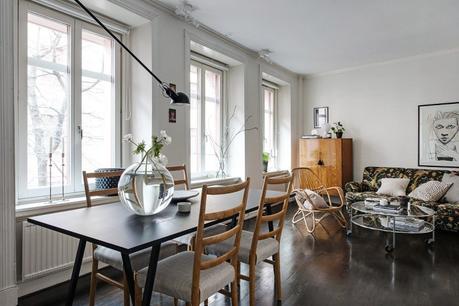 Piso nórdico pequeño estilo nórdico escandinavo estampados oscuros sofás diseño interiores decoración pisos pequeños decoración oscura arriesgada decoración delicada sencilla cocina nórdica en U blog decoración nórdica 