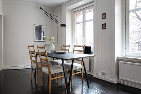 Piso nórdico pequeño estilo nórdico escandinavo estampados oscuros sofás diseño interiores decoración pisos pequeños decoración oscura arriesgada decoración delicada sencilla cocina nórdica en U blog decoración nórdica 