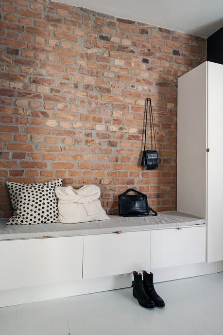 Piso nórdico pequeño estilo nórdico escandinavo estampados oscuros sofás diseño interiores decoración pisos pequeños decoración oscura arriesgada decoración delicada sencilla cocina nórdica en U blog decoración nórdica 