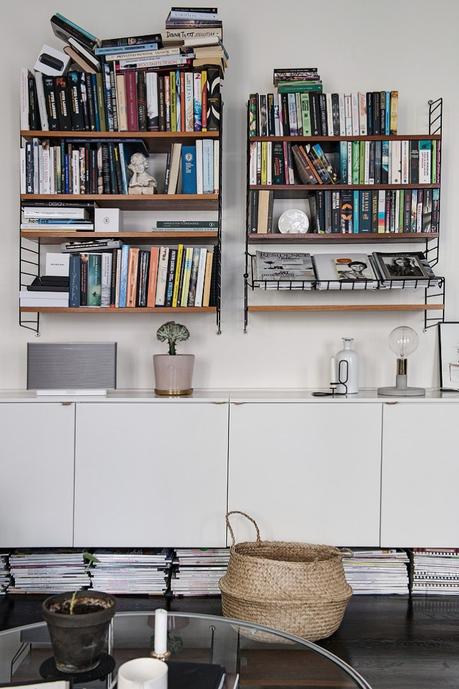 Piso nórdico pequeño estilo nórdico escandinavo estampados oscuros sofás diseño interiores decoración pisos pequeños decoración oscura arriesgada decoración delicada sencilla cocina nórdica en U blog decoración nórdica 