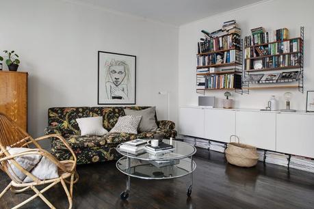 Piso nórdico pequeño estilo nórdico escandinavo estampados oscuros sofás diseño interiores decoración pisos pequeños decoración oscura arriesgada decoración delicada sencilla cocina nórdica en U blog decoración nórdica 