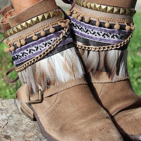 Botas únicas Cubrebotas decorado con plumas, cadenas y tachuelas