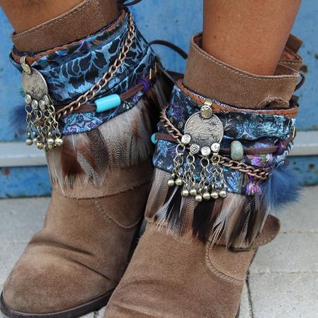 Cubrebotas boho chic decorado con monedas antiguas y plumas