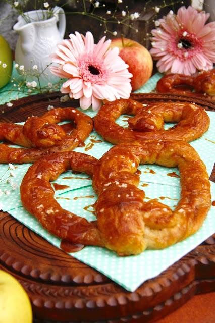 EL INVITADO DEL MES: MI DULCE PREFERIDO. PRETZELS DE MANZANA Y CARAMELO SALADO