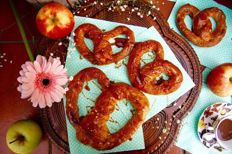 EL INVITADO DEL MES: MI DULCE PREFERIDO. PRETZELS DE MANZANA Y CARAMELO SALADO