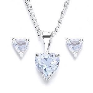Juego de colgante y pendientes de brillantes con forma de corazon